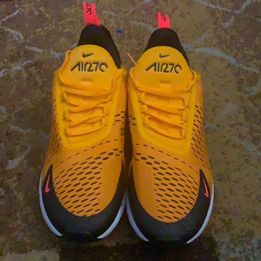 Nike WOMENS SHOES. Size 9 Men